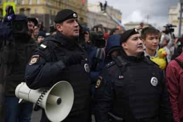 На несогласованных акциях в российских городах задержали более ста человек