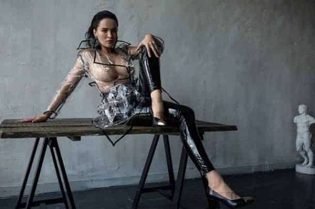 Астаф'єва знялася без білизни у прозорому плащі