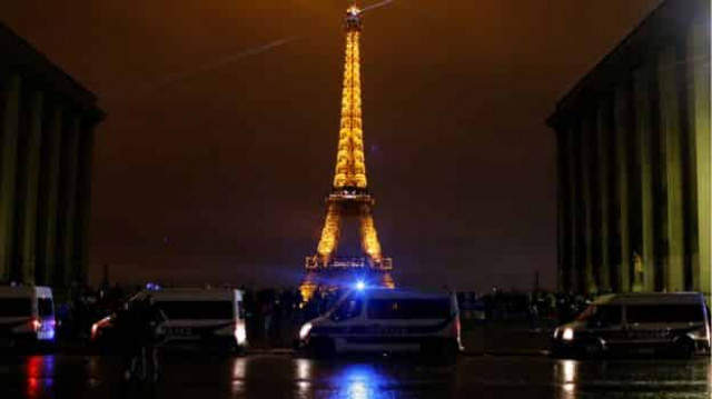 Закрыты музеи и рестораны, БТРы на улицах: Париж готовится к новой волне протестов