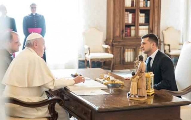 Зеленский попросил Папу помочь освободить пленных