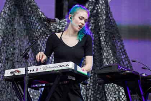 Илон Маск появился с новой девушкой
