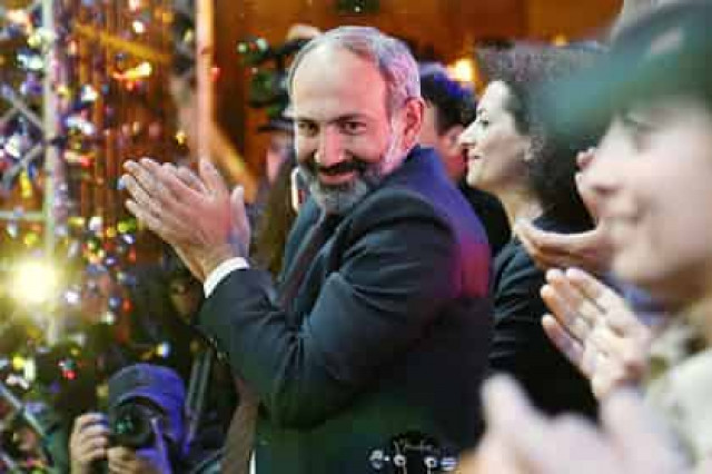 Правящая партия Армении пообещала отдать власть лидеру оппозиции
