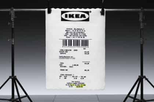 Из кассового чека сделали огромный ковер
