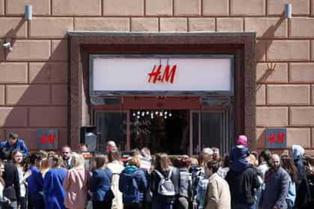 Знаменитости начали отказываться от работы с H&M из-за расистской рекламы