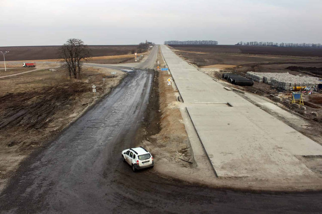 В Украине открыли первый участок бетонной дороги