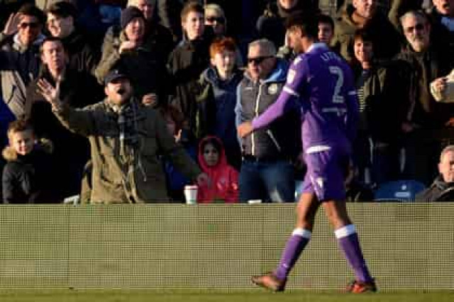 Футболист подарил фанату куртку и забыл в ней обручальное кольцо
