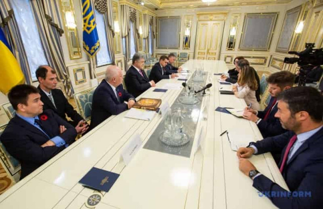 Poroshenko, Freeland discuss release of Ukrainian prisoners, passportization in Donbas