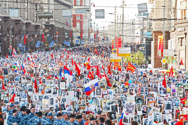 Сотни тысяч человек прошли шествием «Бессмертного полка» в Москве (фото)