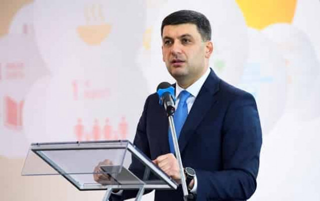 Гройсман поздравил ветеранов с 9 мая