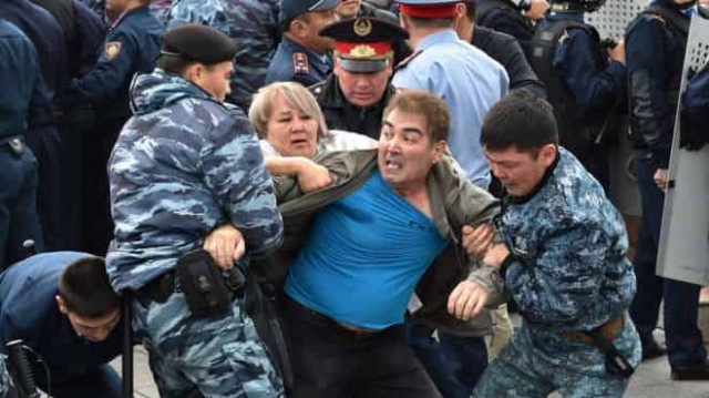 В Казахстане задержали более 500 человек в день выборов 