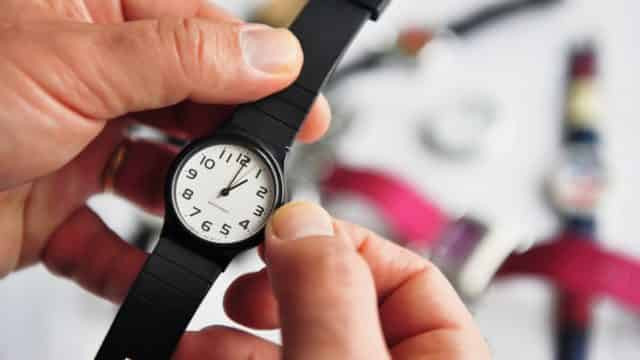 Перевод часов на зимнее время: кому стоит опасаться и как подготовиться