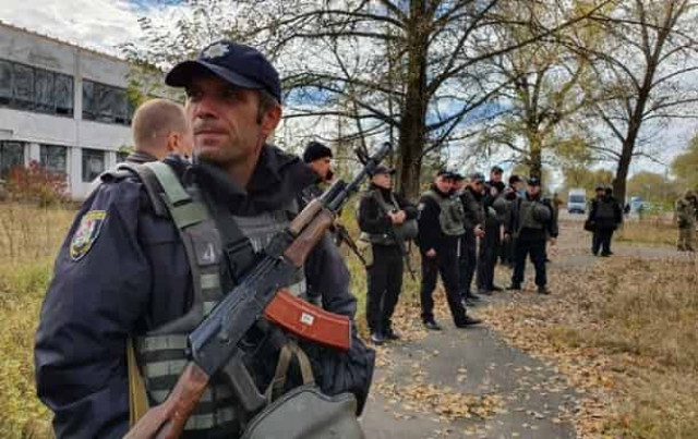 Нацкорпус прорвался в Золотое, копы открыли огонь