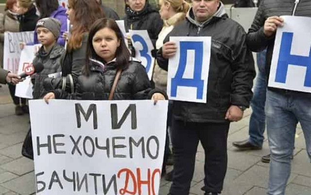 Під Кабміном зібрався пікет через проблеми із закупівлею ліків