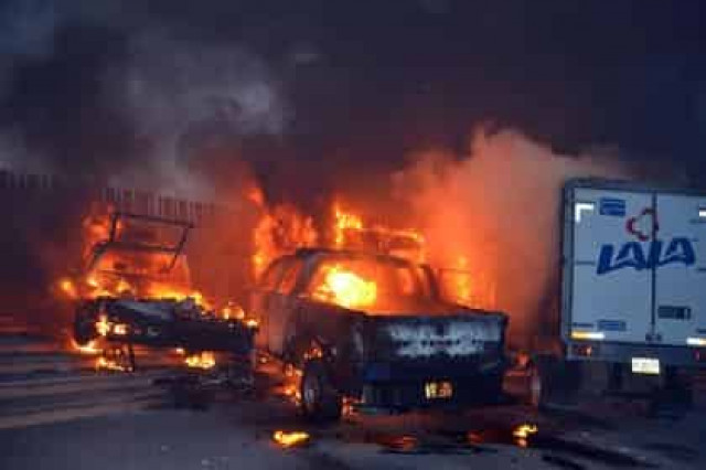 Протестующие в Мексике студенты сожгли несколько автомобилей