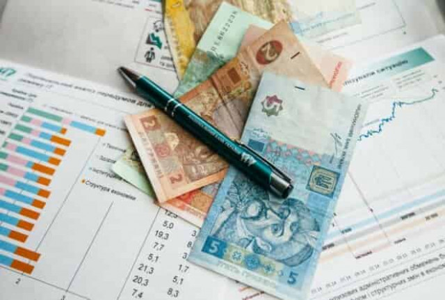 Українців не будуть випускати за кордон через борги: кого в першу чергу торкнуться санкції