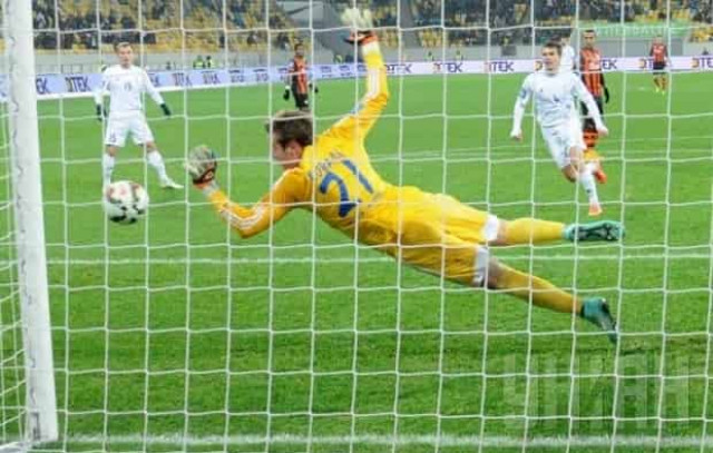 Премьер-лига: новый лидер и «тройка» вместо «пятерки»