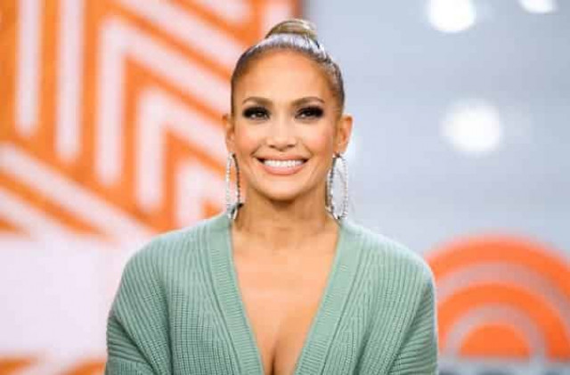 Jennifer Lopez stuns in little black dress