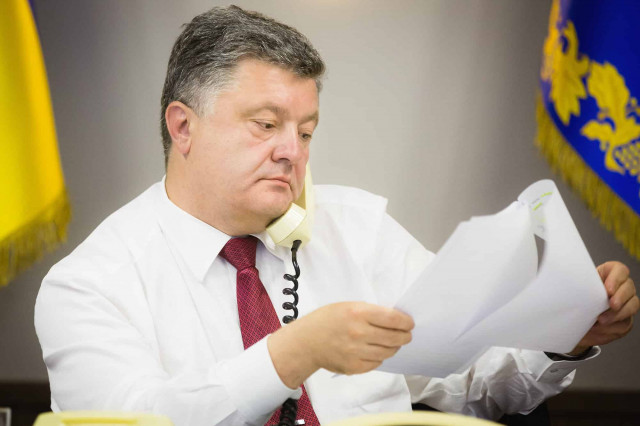 Poroshenko calls on Merkel to increase pressure on Russia to release Ukrainian hostages