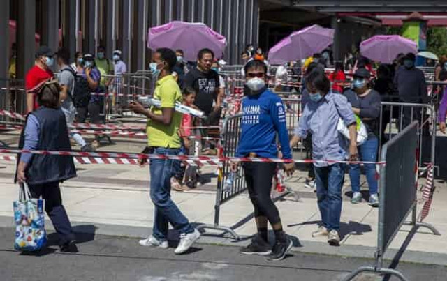 В Швейцарии выстроилась километровая очередь 