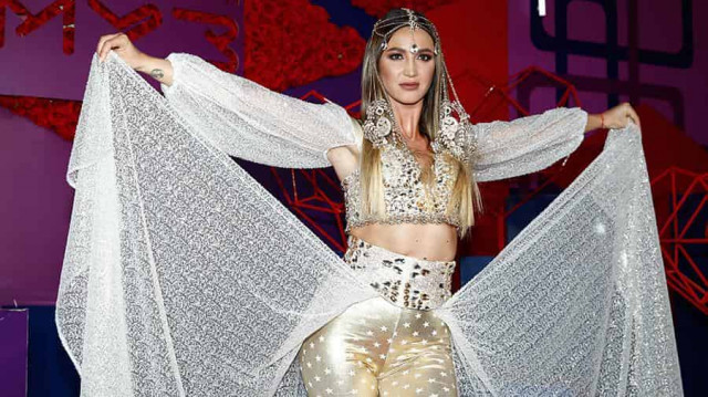 Ольга Бузова прибыла на музыкальную премию на верблюдах
