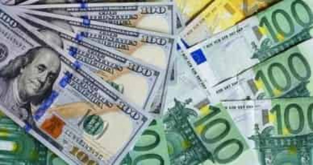 Долар і євро продовжують падати в ціні: інформація від НБУ