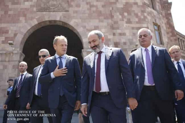 «Я відчуваю себе як вдома»: Дональд Туск прибув в Єреван