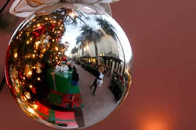 Британская пара потратила тысячи долларов на украшение своего дома к Рождеству