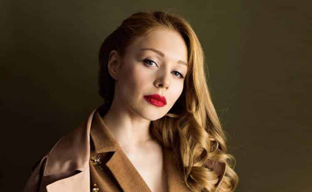 Тина Кароль вышла в свет в прозрачном платье 