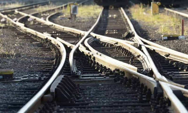 В Китае шесть человек пропали без вести после аварии поезда