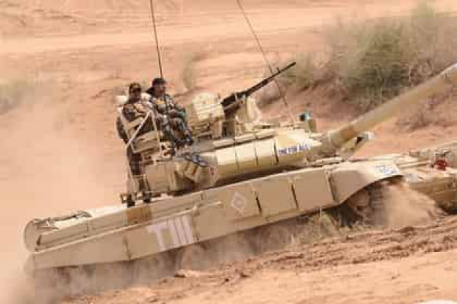 Индийцы устали ездить внутри Т-90 и установили снаружи кресла
