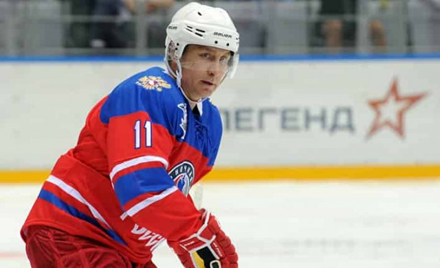 Путин упал во время игры в хокей