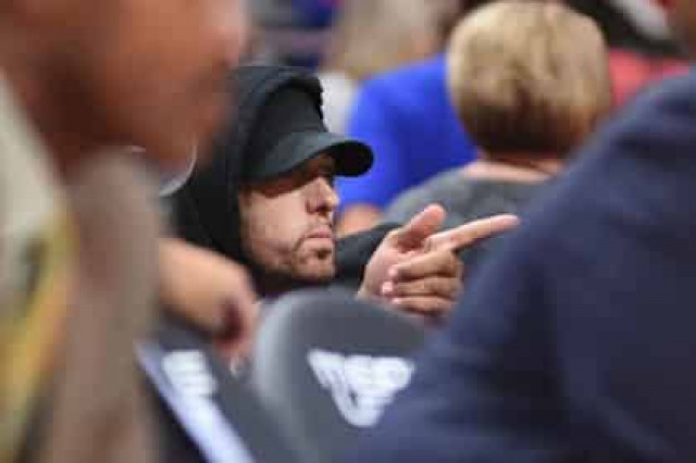 Звуки выстрелов на концерте Эминема вызвали панику
