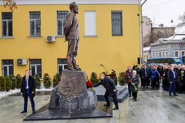 Путин открыл памятник Солженицыну