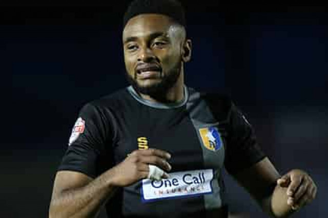 В Англии футболиста дисквалифицировали за справление нужды на стадионе