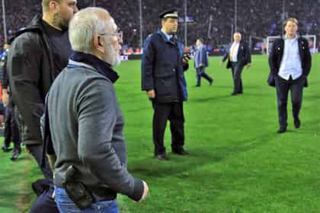 Угрожавшего судье пистолетом российского бизнесмена собрались арестовать
