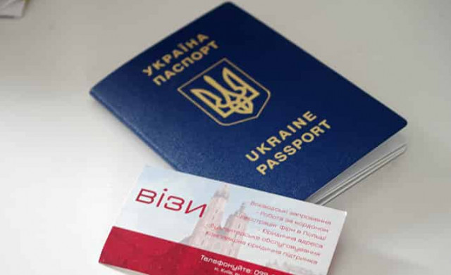Три дня живой очереди при —20: как оформляют украинские паспорта в России
