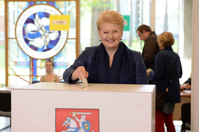В Литве проходят выборы президента и два референдума 