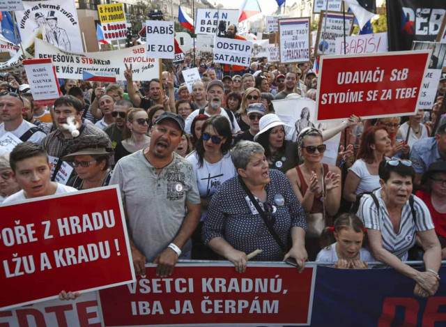 Тисячі чехів вийшли на вулиці за відставку прем'єра і міністра юстиції