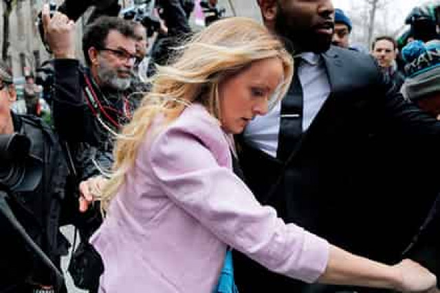 Подавшую в суд на Трампа порноактрису арестовали за интимные прикосновения