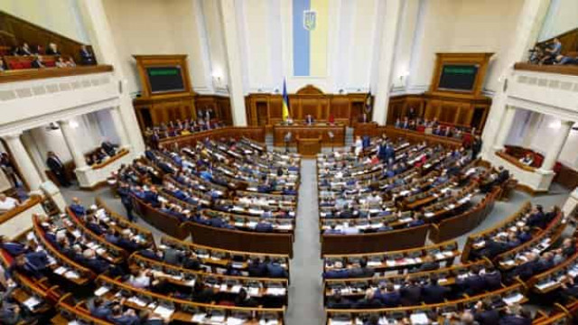 Депутати забрали картки на пам'ять: останнє засідання парламенту відкрили з четвертої спроби
