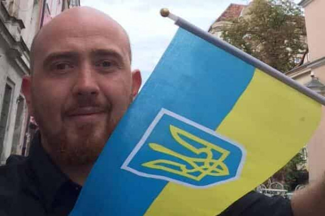 Душив і зламав ніс: у Польщі роботодавець жорстоко побив українського актора