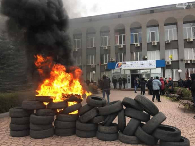 В Кривом Роге газовый бунт – люди зажгли шины