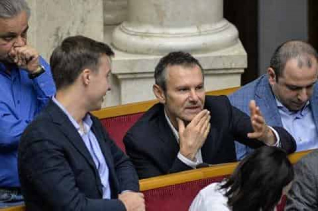 Вакарчук заявил, что не уходит из политики