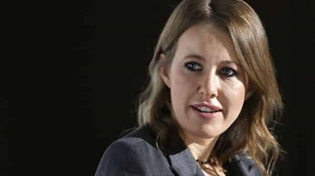 Собчак вступилась за Богомолова в ответ на критику Ахеджаковой