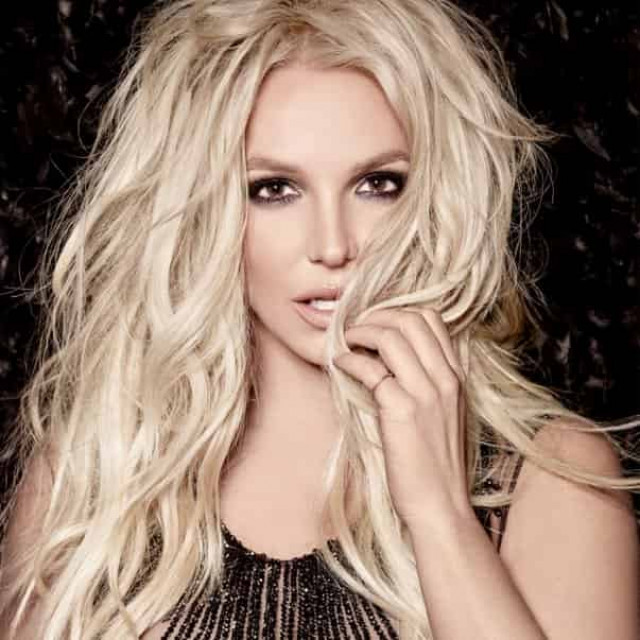 Britney Spears leaves court barefoot