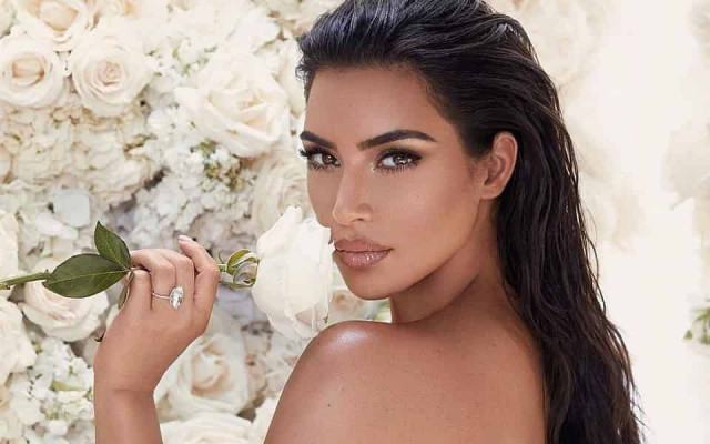 Кім Кардашьян порадувала передплатників фото в дуже відвертому купальнику