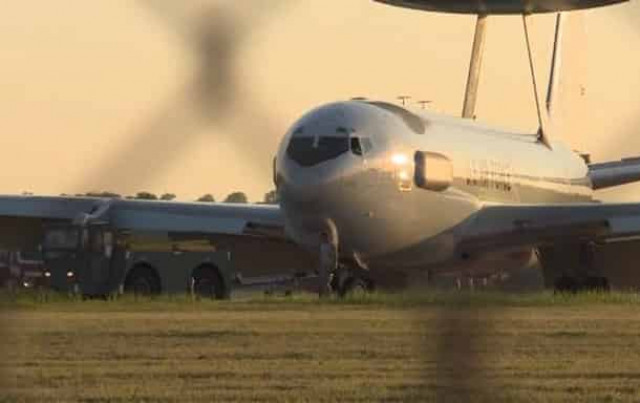 Американский военный самолет загорелся в воздухе