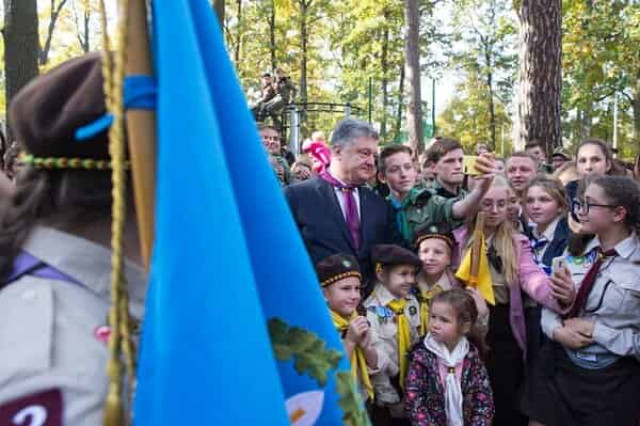 Флешмоб # ПідпісуйТЕзаконПроПласт - відомі нові вимоги до Зеленському від Порошенка