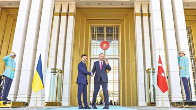 Повернення казино і збір бойових дронів: президент України розповів про нові пріоритети уряду