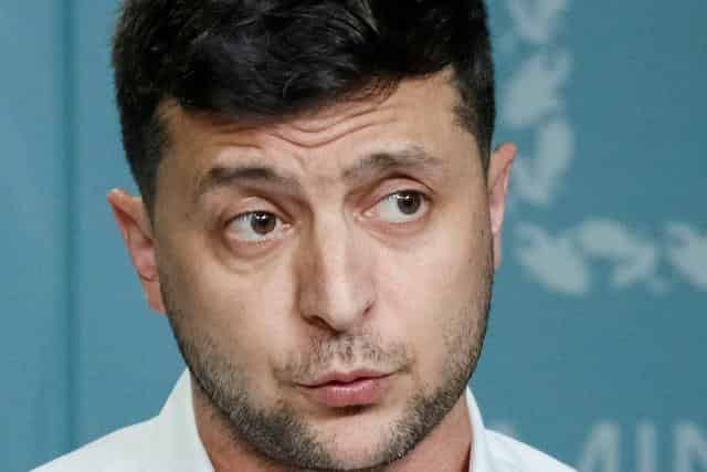 Ukraine's president offers citizenship to Russian political refugees